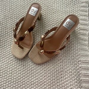 ❌SOLD❌DV by Dolce Vita Women's Gemstone Tan Kitten Heel Thong Sandals